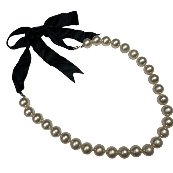 Vintage Pearl Bow Necklace and Earrings Set - Picture 11 of 13